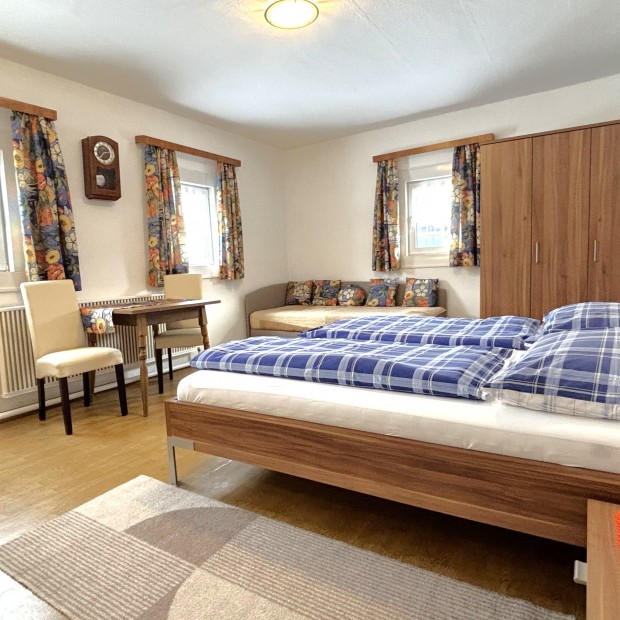 Gro&szlig;es Doppelzimmer samt Couch im Ferienhaus Schober